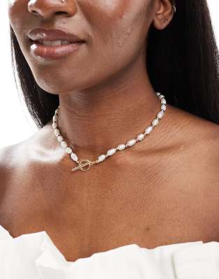 ASOS DESIGN - Collana color oro con perle sintetiche e chiusura a T