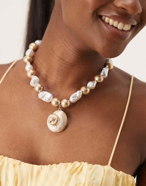 ASOS DESIGN - Collana color oro spazzolato con perle e conchiglia pendente - view 1