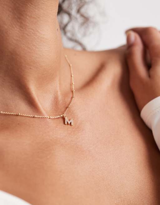 ASOS DESIGN - Collana con catenina a sfere dorata con iniziale M con zirconia cubica e confezione regalo