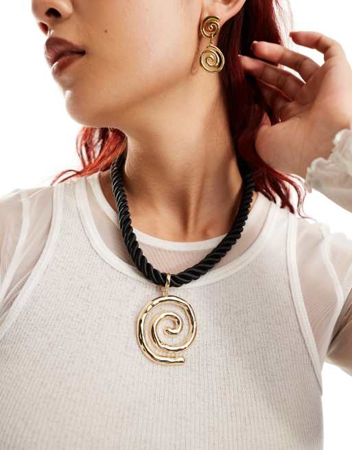 ASOS DESIGN - Collana con corda spessa e ciondolo a spirale color oro