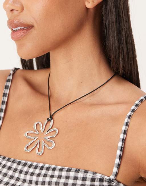 ASOS DESIGN - Collana con cordino nero e ciondolo a fiore color argento
