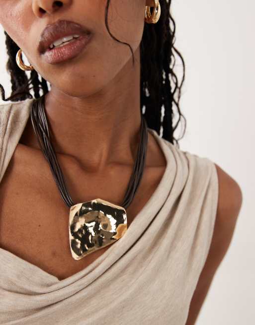 ASOS DESIGN - Collana con cordoncino con pendente squadrato astratto color oro, 2 di 4