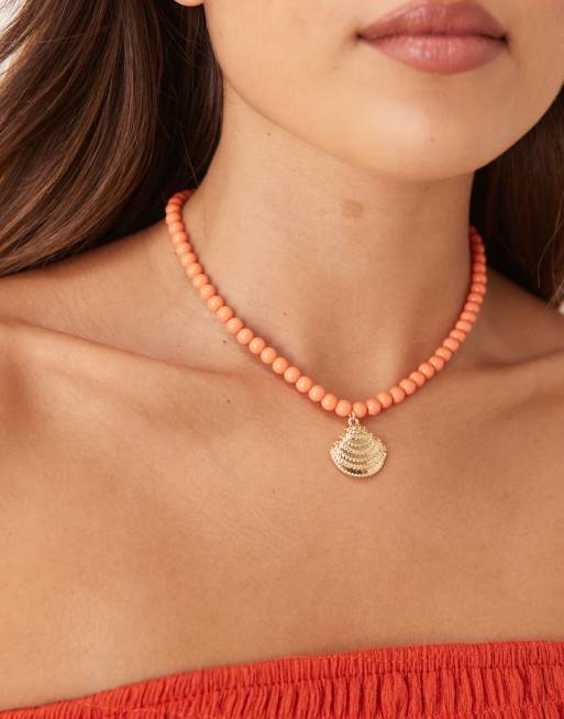 ASOS DESIGN - Collana corta con pietre colorate e pendente a forma di conchiglia