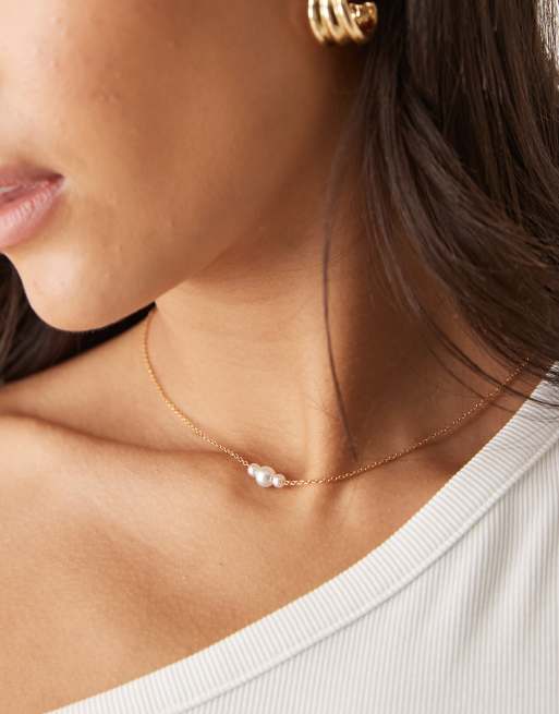 ASOS DESIGN - Collana corta in acciaio inossidabile color oro con perle sintetiche