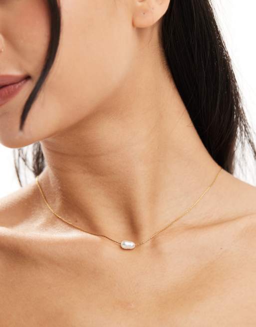 ASOS DESIGN - Collana corta sottile in acciaio inossidabile color oro con perla d'acqua dolce sintetica