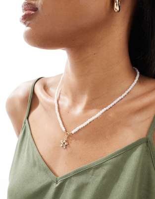 ASOS DESIGN - Collana di perle sintetiche con ciondolo a forma di fiore color oro