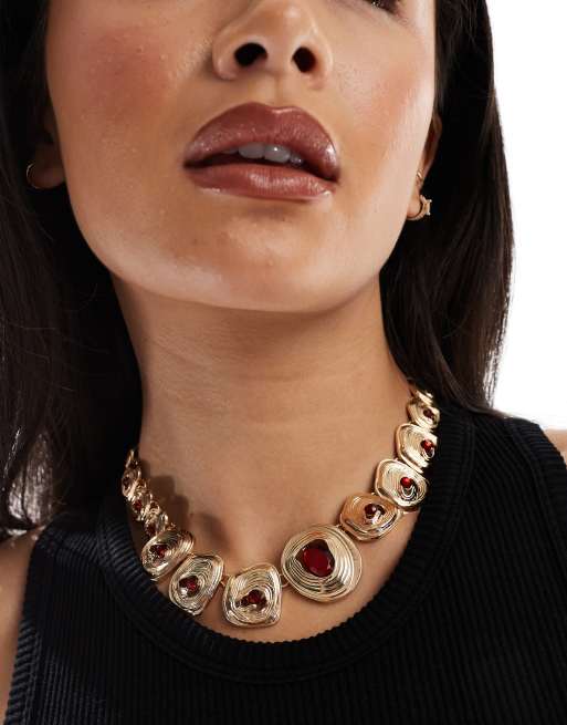 ASOS DESIGN - Collana dorata con finitura martellata e dettagli effetto semiprezioso