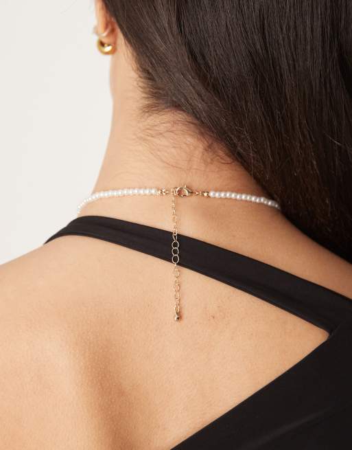 ASOS DESIGN - Collana dorata con pendente effetto metallo fuso e perle sintetiche, 3 di 3