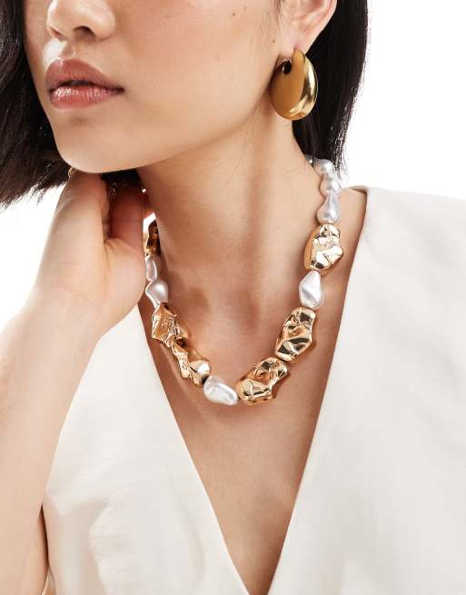 ASOS DESIGN - Collana dorata con perle d'acqua dolce sintetiche e perle color oro martellate - In edizione limitata