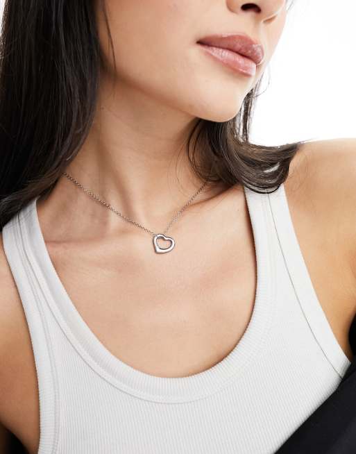 ASOS DESIGN - Collana in acciaio inossidabile resistente all'acqua con ciondolo a forma di cuore color argento