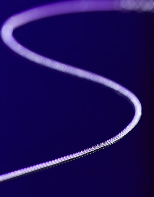 Katy Craig, discreta catenina in argento Sterling con piccolo ciondolo a forma di saetta