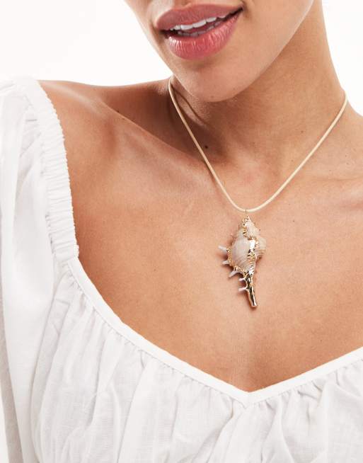 ASOS DESIGN - Collana in corda color crema con pendente a conchiglia finta