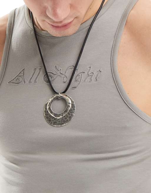 ASOS DESIGN - Collana in corda con ciondolo rotondo color argento