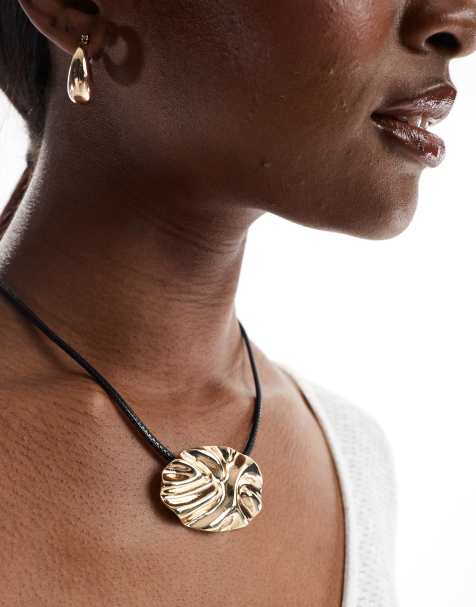ASOS DESIGN - Collana in corda con ciondolo zigrinato dorato arrotondato - view 1
