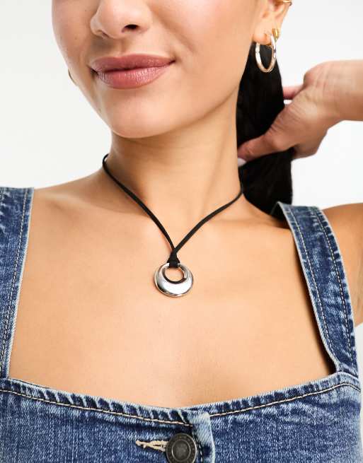 ASOS DESIGN - Collana in corda di media lunghezza con pendente circolare argentato