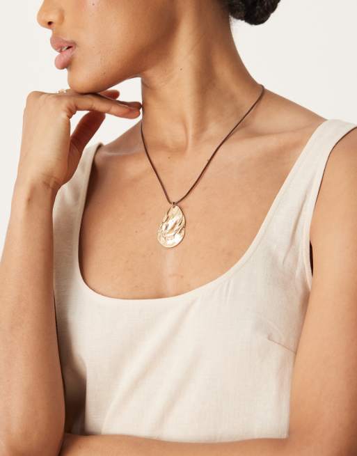 ASOS DESIGN - Collana in corda marrone con pendente a forma di conchiglia dorata