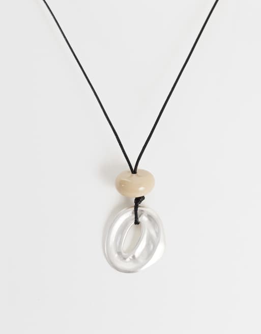 ASOS DESIGN - Collana in cordoncino con ciondoli circolari in resina color argento