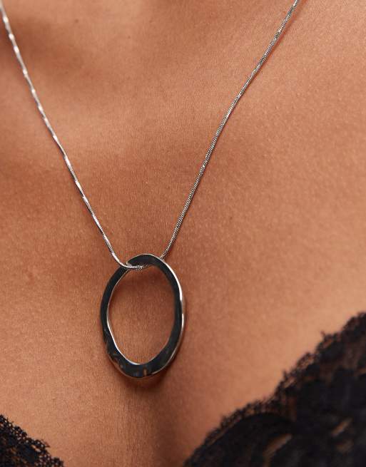 ASOS DESIGN - Collana lunga con ciondolo circolare argentato, 2 di 3