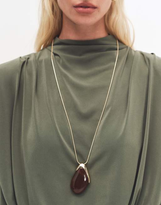 ASOS DESIGN - Collana lunga dorata con ciondolo in metallo e resina bordeaux, 2 di 7