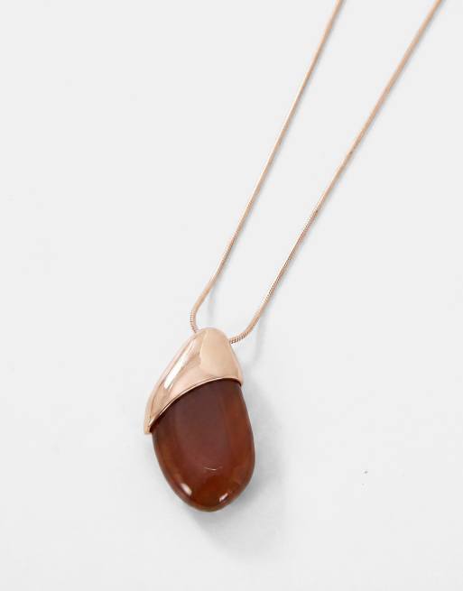 ASOS DESIGN - Collana lunga dorata con ciondolo in metallo e resina bordeaux, 6 di 7