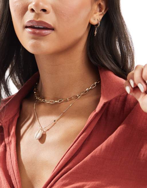 ASOS DESIGN - Collana multifilo color oro con maglie aperte e ciondolo con conchiglia