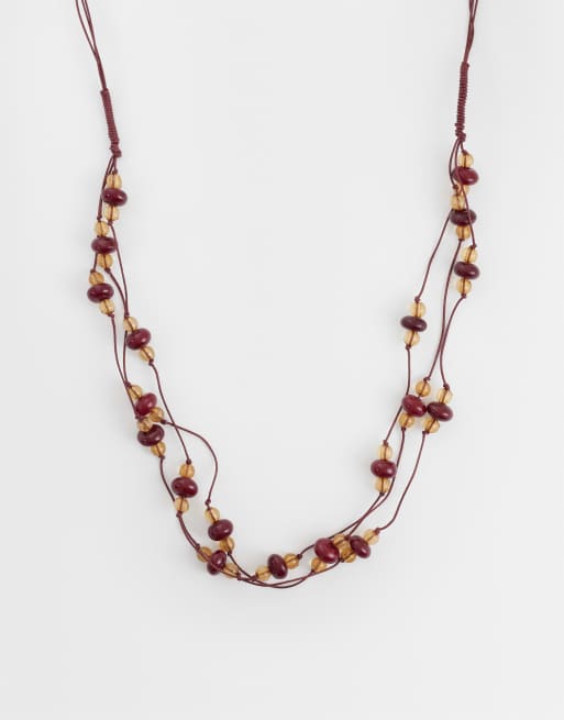 ASOS DESIGN - Collana multifilo con cordoncini e frammenti di resina color bordeaux
