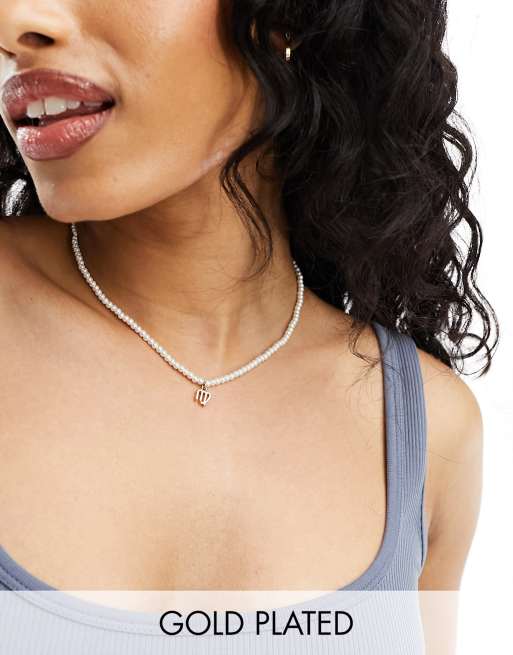 ASOS DESIGN - Collana placcata oro 14 ct con segno zodiacale della Vergine e perle di vetro sintetiche in confezione regalo