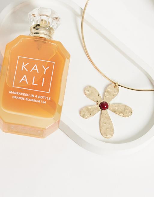 ASOS DESIGN - Collana rigida con pendente a fiore martellato tonalità oro, 2 di 4
