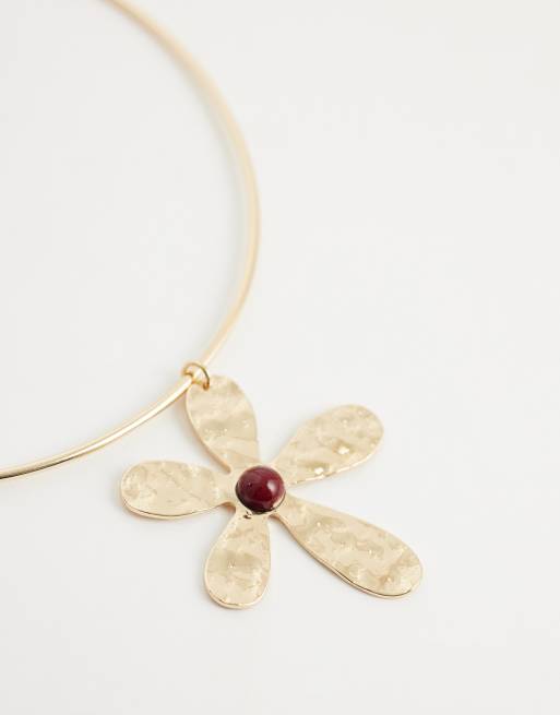 ASOS DESIGN - Collana rigida con pendente a fiore martellato tonalità oro, 4 di 4