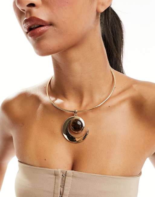 ASOS DESIGN - Collana torque in edizione limitata color oro con pietra semipreziosa occhio di tigre