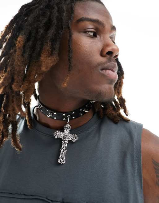 ASOS DESIGN - Collarino appariscente in pelle sintetica nero con croce grande