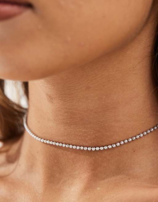 ASOS DESIGN - Collarino color argento con catenina con perla sintetica