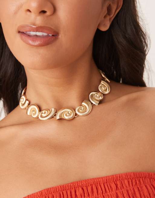 ASOS DESIGN - Collarino color oro con conchiglie sintetiche