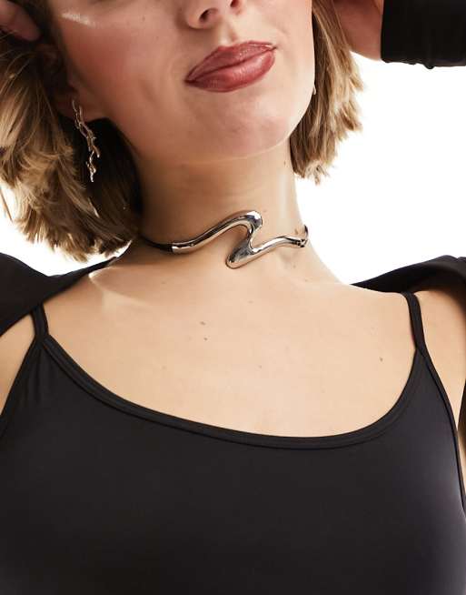 ASOS DESIGN - Collarino con design fuso color argento