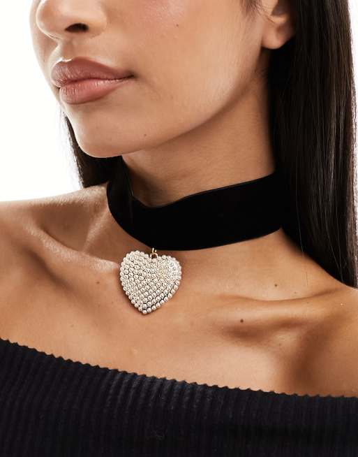 ASOS DESIGN - Collarino largo in velluto nero con cuore oversize in perle