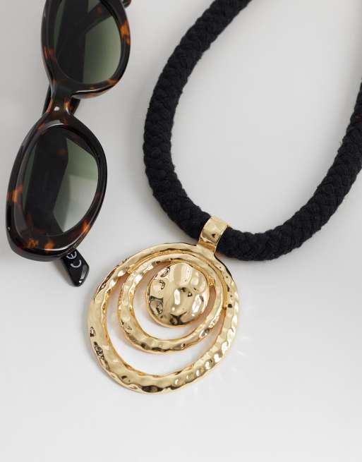 ASOS DESIGN - Collier avec cordon et pendentif tourbillon martelé - Doré, 2 de 4