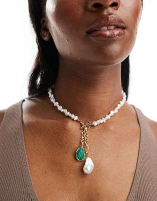 ASOS DESIGN - Collier avec pendentif fausse perle d'eau douce et pierre imitation malachite - Doré