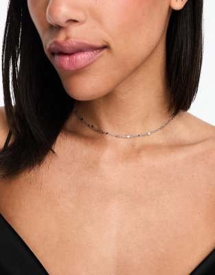 ASOS DESIGN - Collier court avec détails pois - Argenté