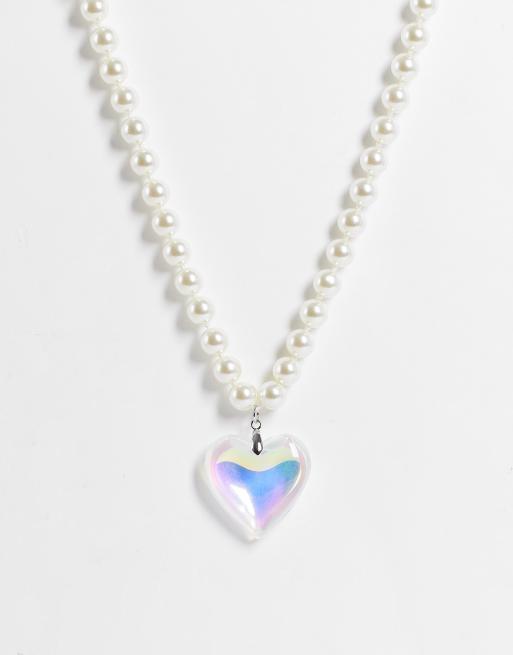 ASOS DESIGN - Collier en perles nacrées avec pendentif cœur en relief en plastique