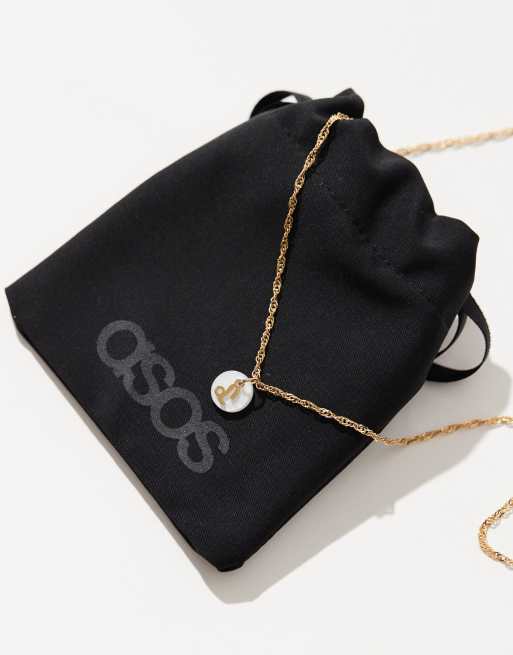 ASOS DESIGN - Collier en plaqué or 14 carats à pendentif disque en perle fantaisie et symbole du signe astrologique Capricorne avec pochette cadeau