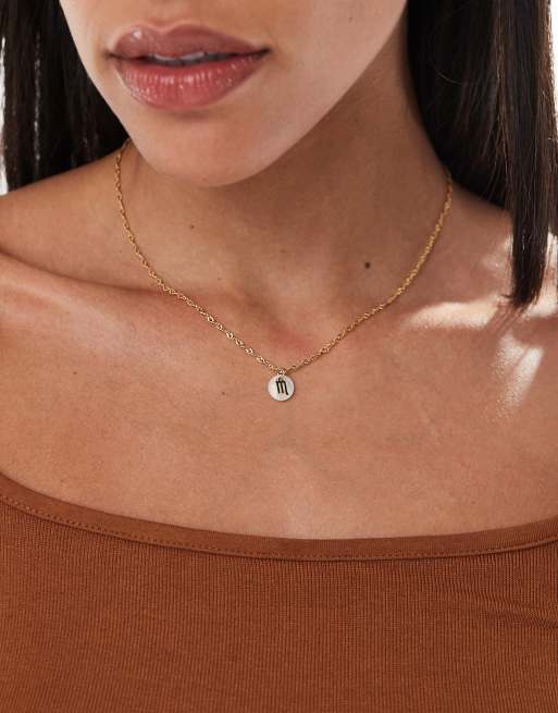 ASOS DESIGN - Collier en plaqué or 14 carats à pendentif disque en perle fantaisie et symbole du signe astrologique Scorpion avec pochette cadeau
