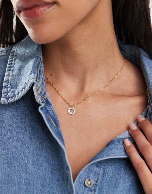 ASOS DESIGN - Collier en plaqué or 14 carats à pendentif disque en perle fantaisie et symbole du signe astrologique Vierge avec pochette cadeau