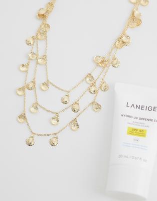 ASOS DESIGN - Collier multi-rangs à petites breloques coquillages - Doré
