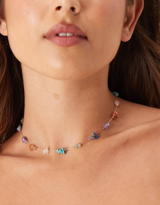 ASOS DESIGN - Collier ras de cou avec éclats de pierres semi-précieuses - Doré et multicolore