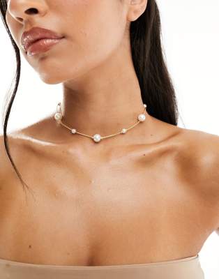 ASOS DESIGN - Collier ras de cou avec perles fantaisie de différentes tailles - Doré