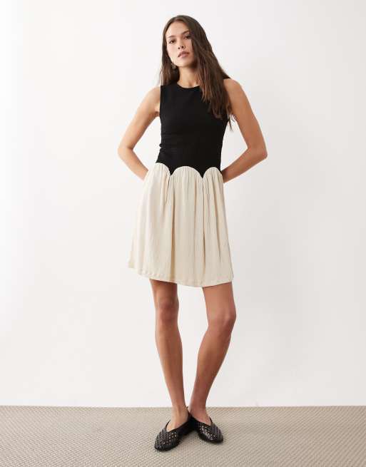 ASOS DESIGN colour block crinkle mini dress in black & cream, 2 of 4