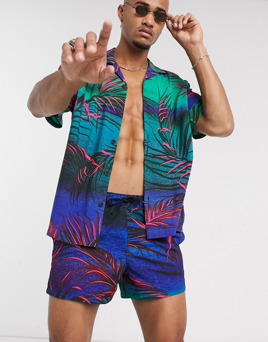 ASOS DESIGN - Combi-set van oversized overhemd met reverskraag en felle palmboomprint-Groen