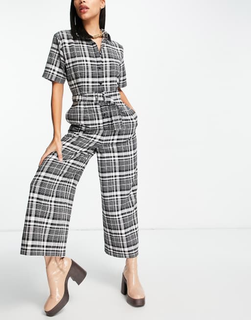 ASOS DESIGN - Combinaison ajustée et évasée boutonnée avec manches courtes et ceinture - Carreaux noirs et blancs