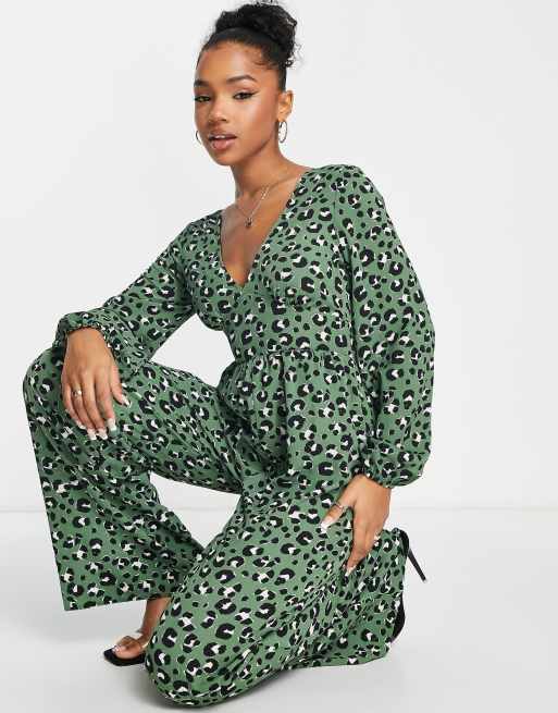 ASOS DESIGN - Combinaison avec manches longues en crêpe coupe boule boutonnée au dos - Imprimé léopard, 4 de 4