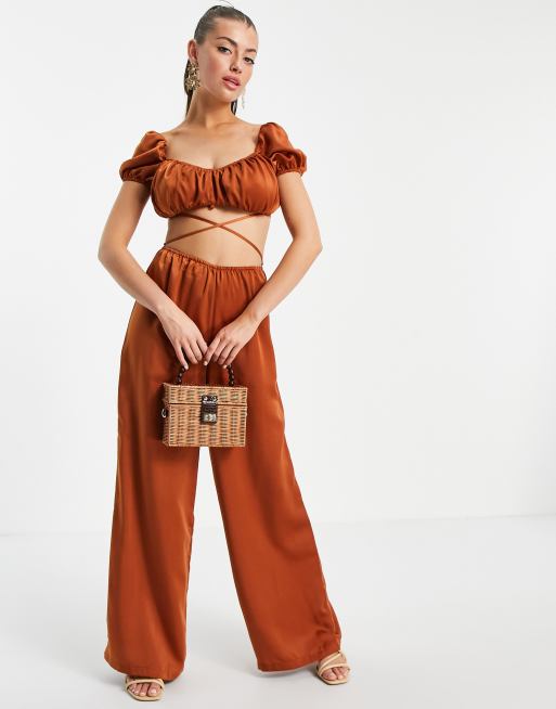 ASOS DESIGN - Combinaison en satin tendance folk nouée à la taille
